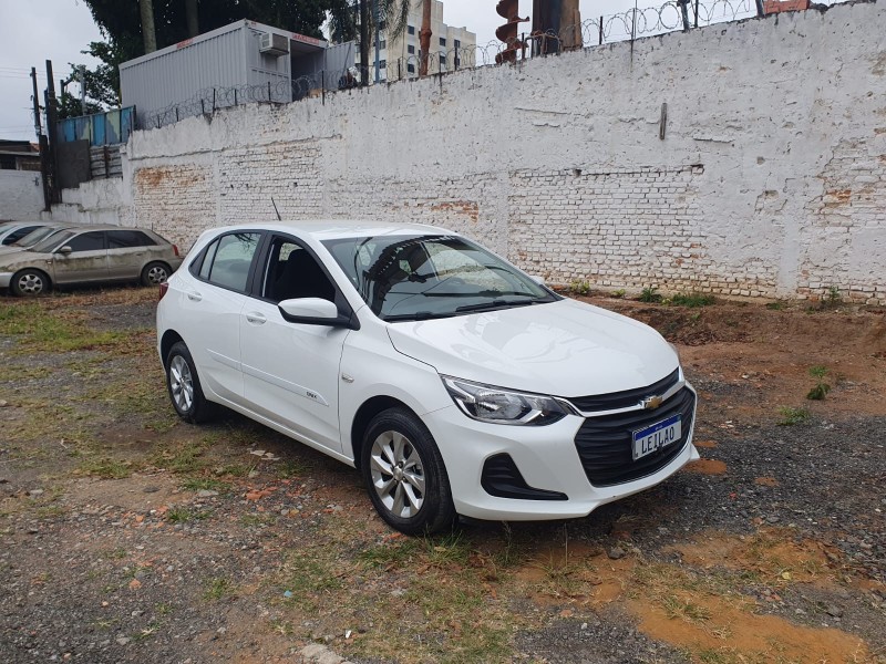 Chevrolet Onix 1.0 MT LT2 2022/2023 – Branco – Flex (Álcool/Gasolina) – Funcionando