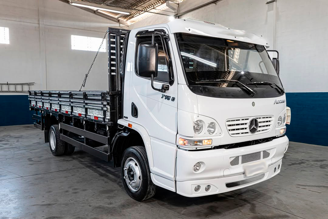 Mercedes-Benz Accelo 715C 2006 c/ carroc. de madeira de 5,50m - Funcionando